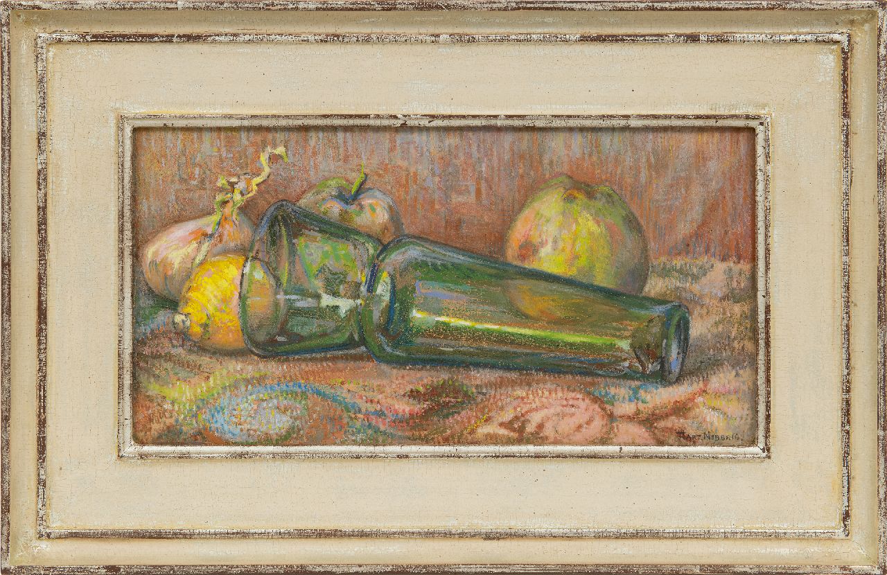 Hart Nibbrig F.  | Ferdinand Hart Nibbrig, Stilleven met groene glazen vaas en appels, pastel op papier 18,2 x 35,1 cm, gesigneerd rechtsonder