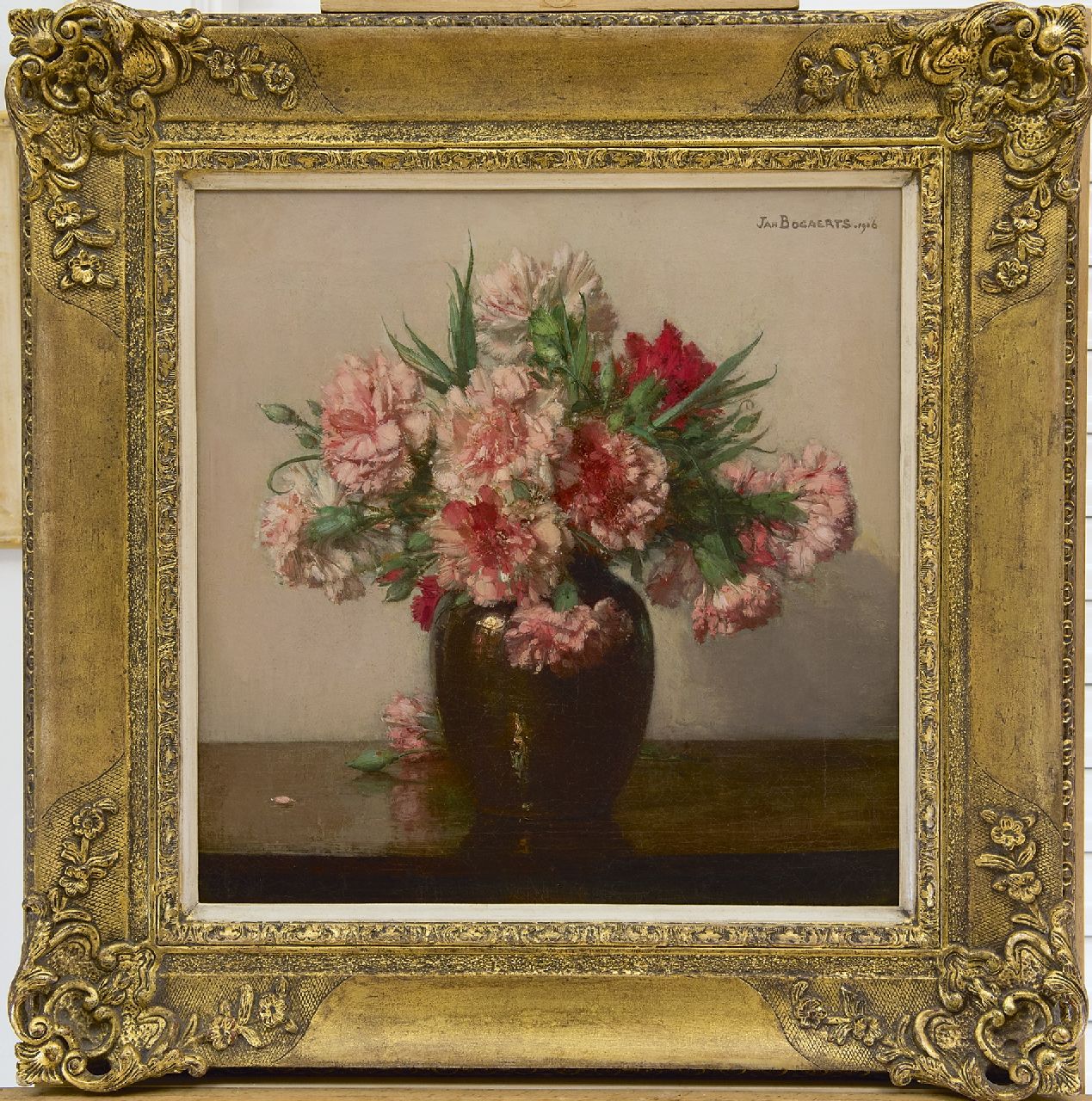 Bogaerts J.J.M.  | Johannes Jacobus Maria 'Jan' Bogaerts, Roze anjers, olieverf op doek 39,6 x 38,5 cm, gesigneerd rechtsboven en gedateerd 1916