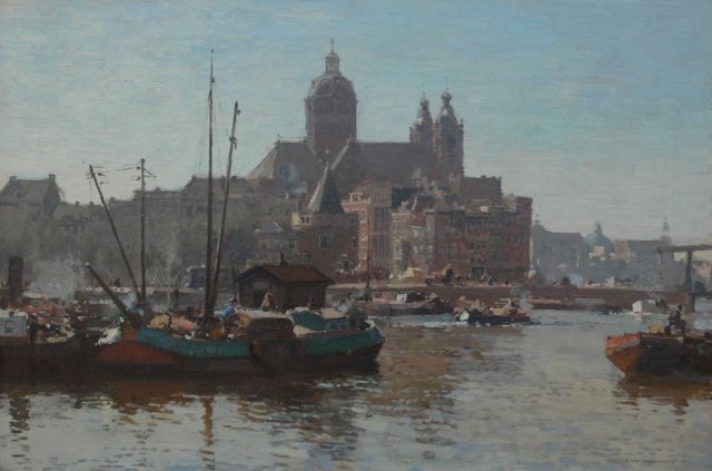 Cornelis Vreedenburgh | Het havenfront van Amsterdam met de St.-Nicolaaskerk, olieverf op doek, 40,2 x 60,2 cm, gesigneerd r.o. en gedateerd 1927