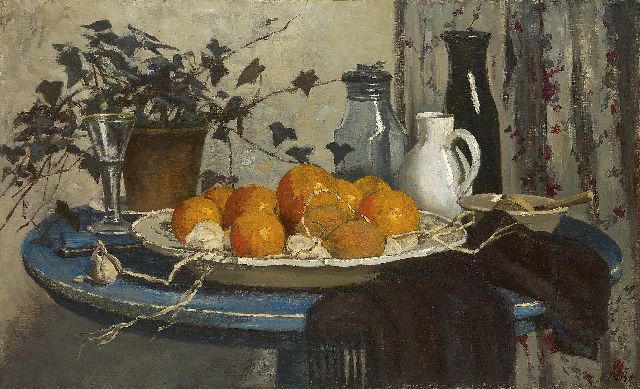 Marie van Regteren Altena | Stilleven met sinaasappels op blauwe tafel, olieverf op doek, 48,3 x 78,3 cm, gesigneerd r.o. met initialen en voluit op spieraam