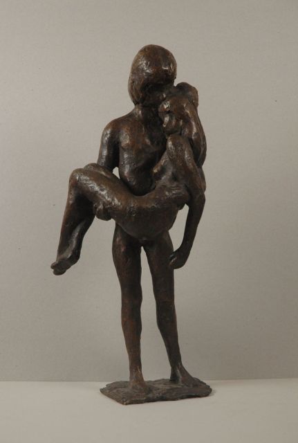 Gomes K.A.M.  | Man, zijn vrouw dragend, brons 46,0 x 22,0 cm