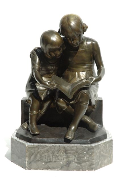 Seifert V.H.  | Lezende meisjes, brons 47,0 x 31,5 cm, gesigneerd op zijkant bronzen basis