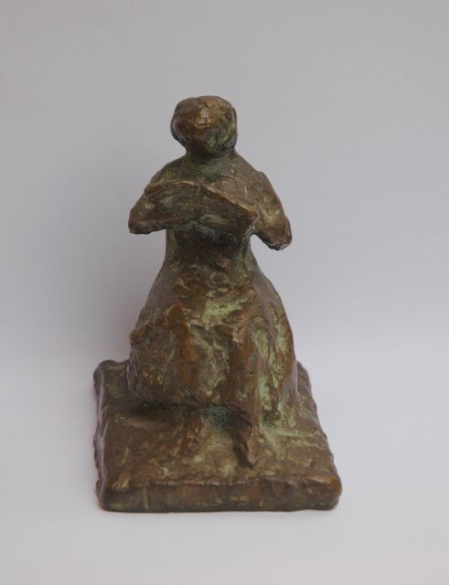 Rueter G.  | Zittende vrouw, lezend, brons 10,6 x 7,4 cm