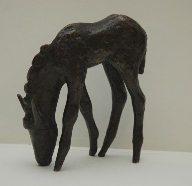 Baisch E.  | Jonge ezel, gepatineerd brons 14,0 x 10,0 cm, gesigneerd met initialen op neus