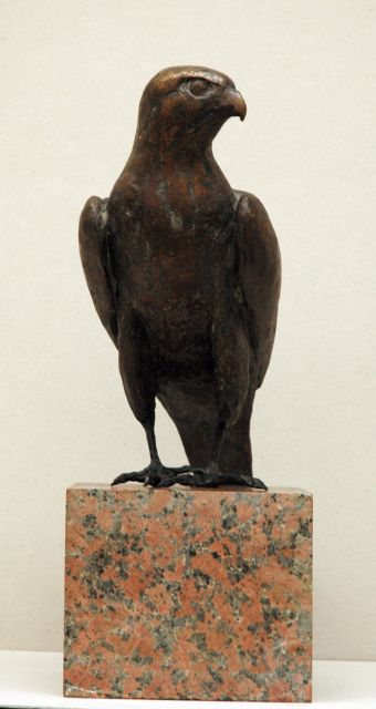 Kurt Arentz | Valk, brons, 54,5 x 32,0 cm, gesigneerd op staart
