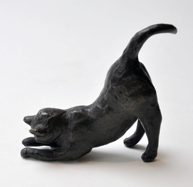 Krauskopf K.H.  | Uitrekkende kat, brons 10,2 x 12,5 cm, gesigneerd met initialen op buik