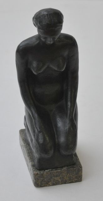 Moissey Kogan | Knielend naakt, brons, 18,4 x 6,8 cm, gesigneerd op zijkant bronzen basis