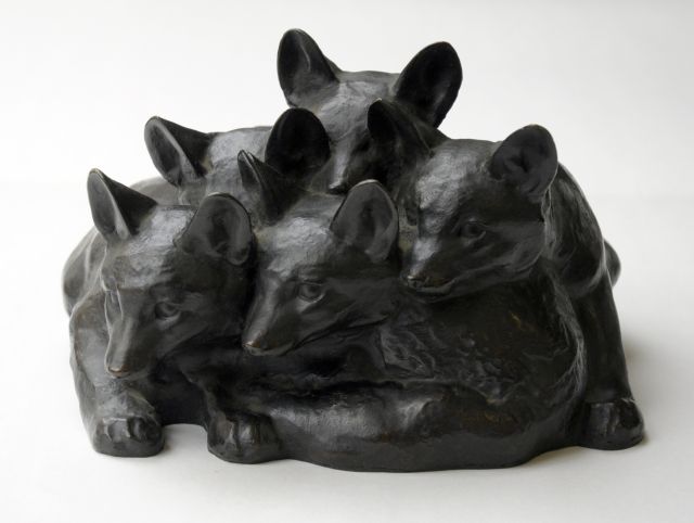 Willy Zügel | Jonge vossen, brons, 15,5 x 24,0 cm, gesigneerd op rand (rechts)