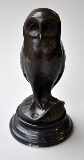 Franse School | Uil, brons, 24,8 x 8,4 cm, gesigneerd 'Milo' op bronzen basis