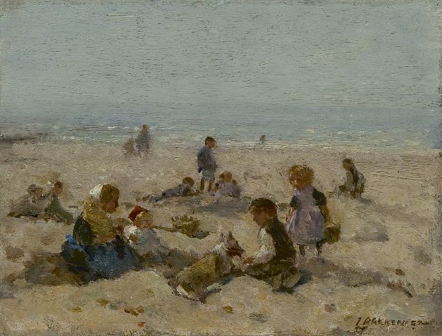 Johannes Evert Akkeringa | Spelende kinderen op het strand van Scheveningen, olieverf op paneel, 15,4 x 20,3 cm, gesigneerd r.o.