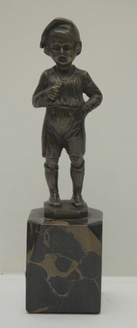 Duitse School | Jongetje met muts, brons, 16,1 x 4,2 cm