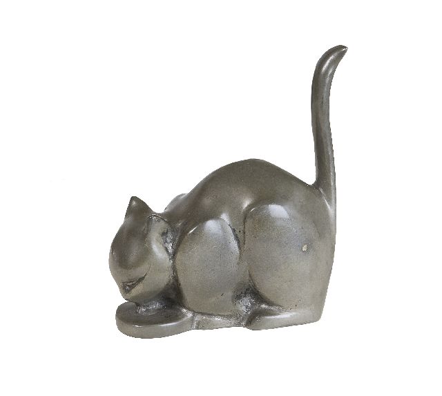 Hoef C.J. van der | Drinkende kat, tin 13,0 x 11,0 cm, gesigneerd met monogram op zijkant basis