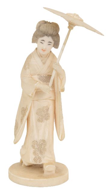Japanse School, 19e eeuw   | Okimono van een vrouw in kimono met een parasol in haar hand, ivoor 13,0 cm