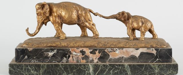 Guido Cacciapuoti | Olifantenmoeder met kalf, verguld brons en marmer, 13,0 x 40,0 cm, gesigneerd op basis