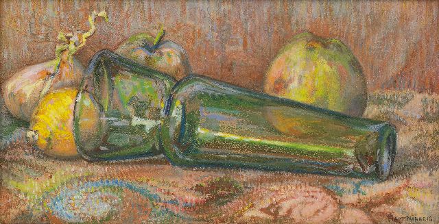 Ferdinand Hart Nibbrig | Stilleven met groene glazen vaas en appels, pastel op papier, 18,2 x 35,1 cm, gesigneerd r.o.