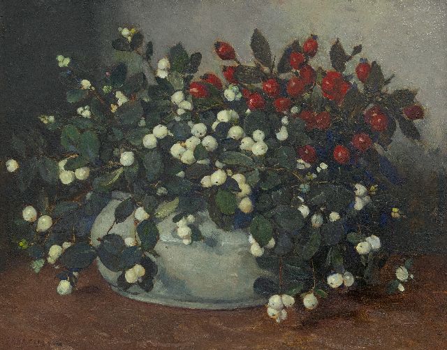 Johannes Evert Akkeringa | Sneeuwbessen en rozenbottels in witte vaas, olieverf op paneel, 34,0 x 42,1 cm, gesigneerd l.o.