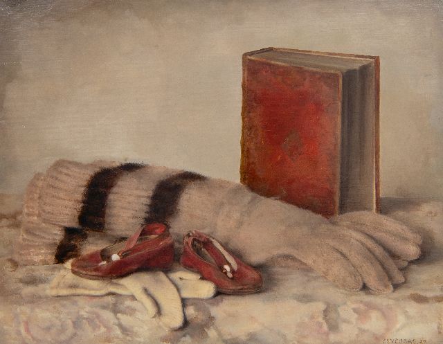 Frans Everbag | Stilleven met handschoenen, boek en kinderschoentjes, olieverf op paneel, 21,0 x 26,9 cm, gesigneerd r.o. en gedateerd '27