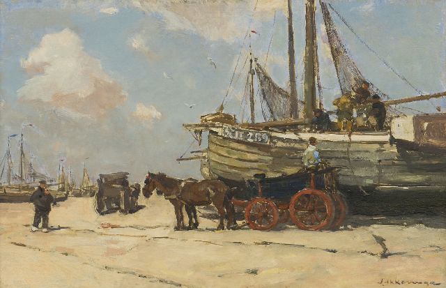 Johannes Evert Akkeringa | Het lossen van de bomschuiten op het Scheveningse strand, olieverf op paneel, 26,6 x 40,1 cm, gesigneerd r.o. en te dateren ca. 1901