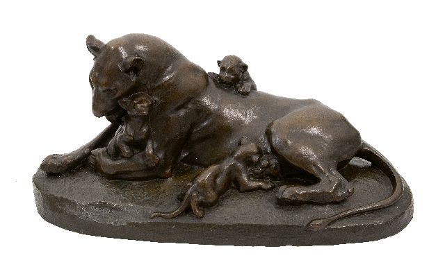 Peter V.  | Liggende leeuwin met drie welpen, brons 33,0 x 72,0 cm, gesigneerd op de basis