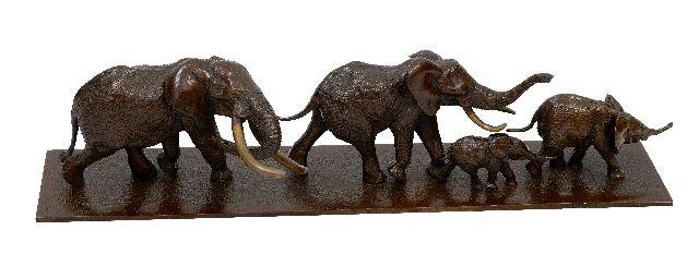 Terry Owen Mathews | Groep olifanten, brons, 13,0 x 54,5 cm, gesigneerd en genummerd 6/10 op de basis en gedateerd '85