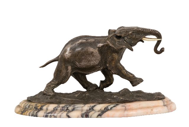 Franse School | Lopende olifant, verzilverd brons op marmeren voet, 14,3 x 27,4 cm