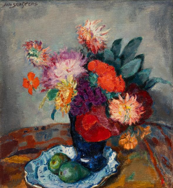 Jan Sluijters | Stilleven van bloemen in een vaas op een blauwe schaal, olieverf op doek, 49,0 x 54,0 cm, gesigneerd l.b.