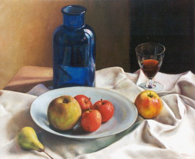 Wout Schram | Stilleven met appels en blauwe stopfles, olieverf op doek, 49,8 x 60,4 cm, gesigneerd r.o. + verso 2x