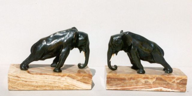 Waldmann O.  | Boekensteunen 2 olifanten, brons, ivoor en onyx 10,0 cm, gesigneerd op sokkel