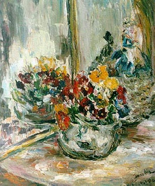 Jacoba Hendrika Wieringa | Bloemstilleven in vaas en pop voor spiegel, olieverf op doek, 60,2 x 49,5 cm, gesigneerd r.o.