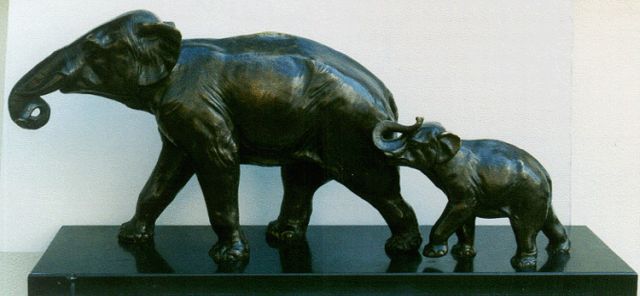 Rochard R.  | Olifant met zijn jong, brons 36,5 x 75,3 cm, gesigneerd op rechter achterpoot jong