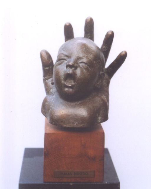 Nuotio M.H.K.  | Babyhoofdje gevat in een hand, brons 21,5 x 18,5 cm, gesigneerd op zijkant hand en gedateerd '74