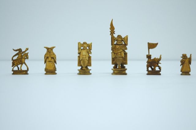 Schaakset, schaakbord/doos   | Schaakset met bijpassende schaak-opbergdoos (Zuidoost-Aziatisch), ivoor 6,2 x 3,2 cm, te dateren ca. 1930