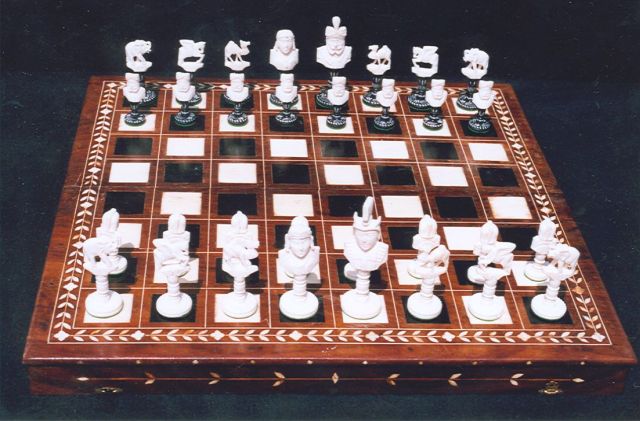 Schaakset, schaakbord/doos   | 'Buste-stijl' met bijpassende schaak-opbergdoos, India, been 9,5 x 5,3 cm, te dateren 1925-1950