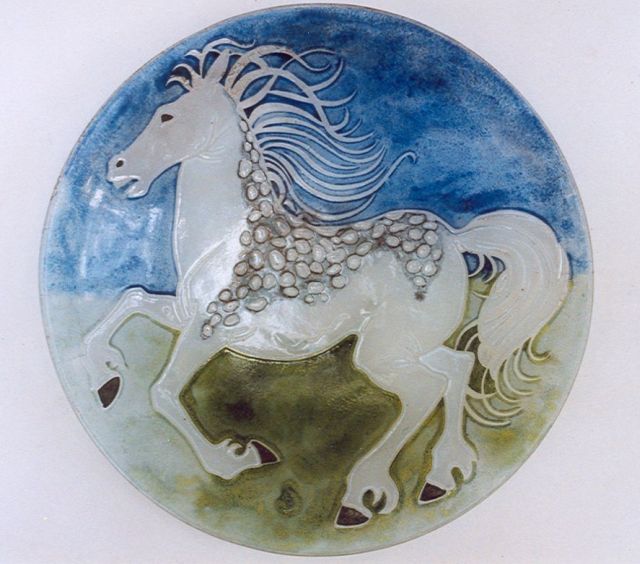 Starreveld P.  | Glazen schaal met paard, glas  38,9 cm, gesigneerd m.o. met monogram