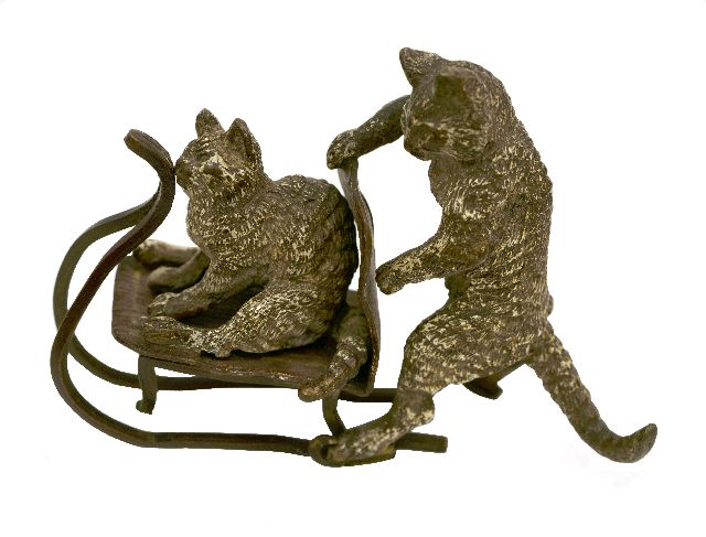Weense School   | Twee bronzen poezen op een duwslede, brons 6,4 x 8,5 cm