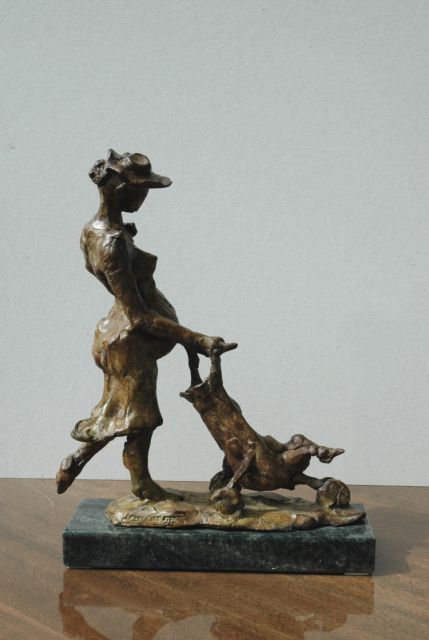 Dyck F. van | Moedertrots, brons 33,7 x 26,2 cm, gesigneerd op bronzen basis