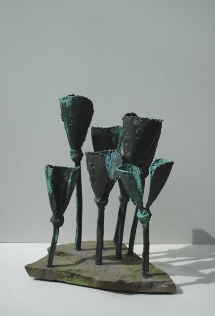 Baar A. van | Kelkbloemen, brons en steen 64,0 x 52,0 cm