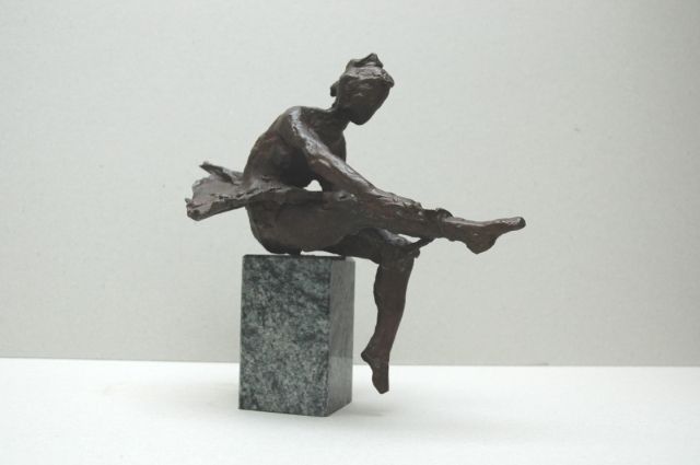 Dyck F. van | Zittende ballerina, brons 23,0 x 24,1 cm, gesigneerd onderzijde tutu
