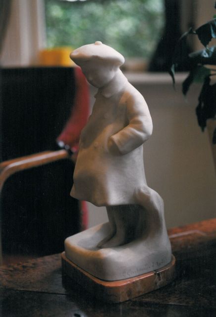 Geuberelli J.  | Mannetje met petje en handen in zakken, marmer